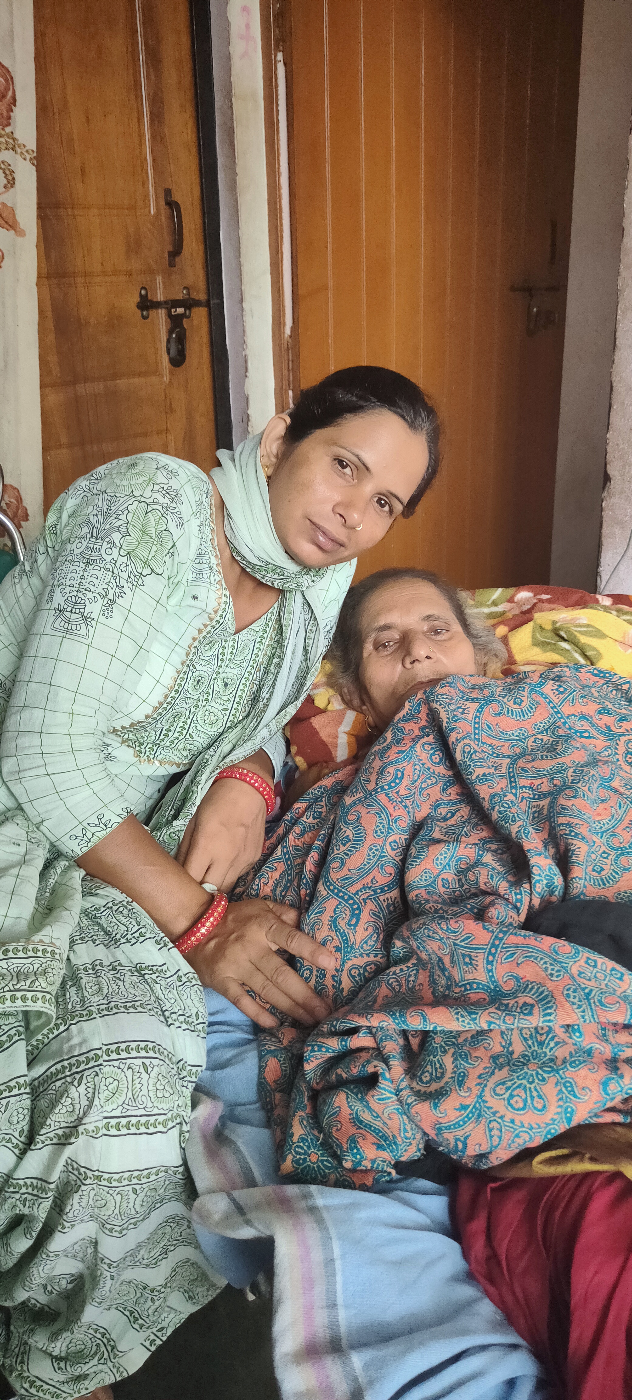 Dadi reclined with daughter cheek near cheek