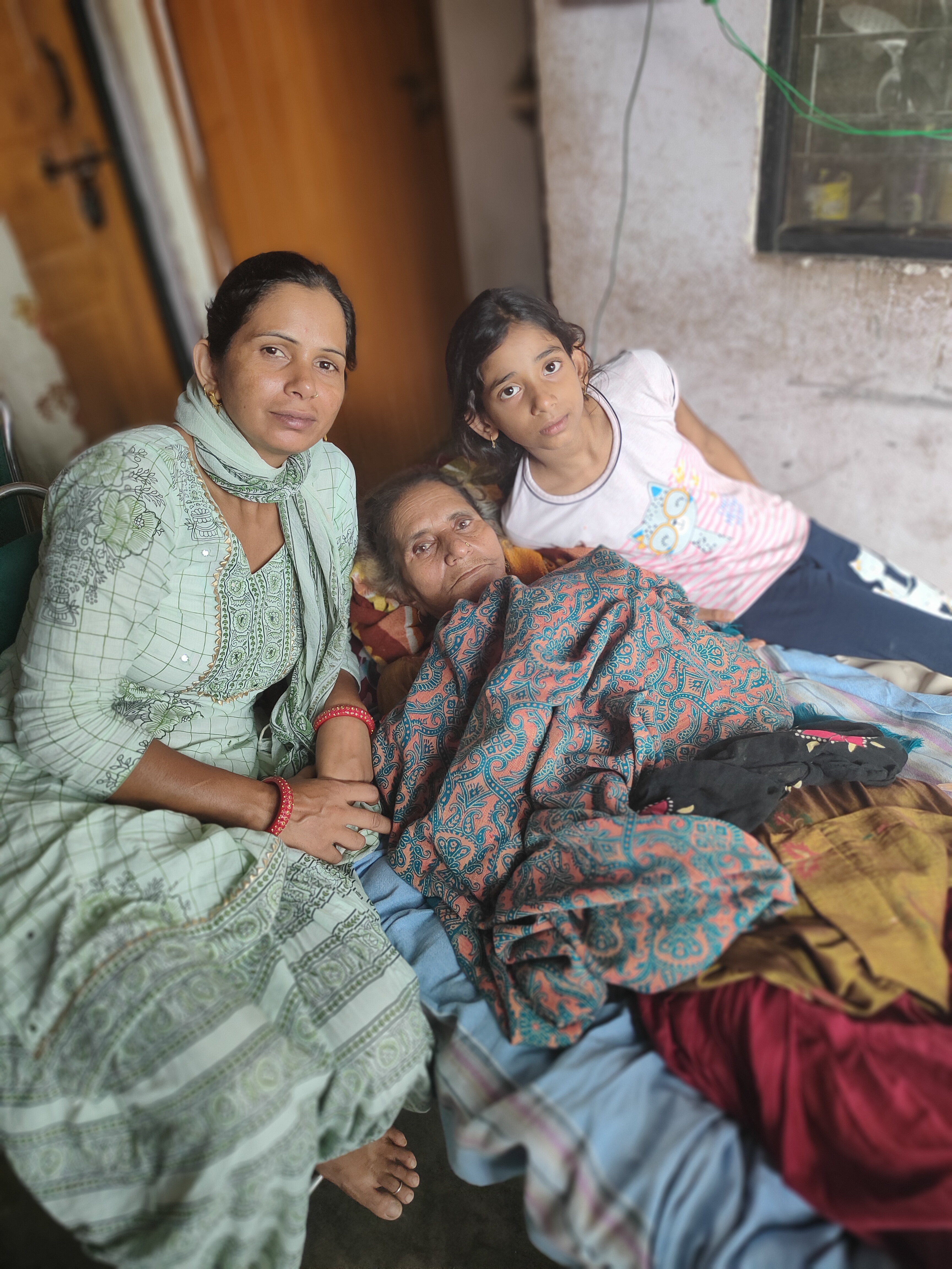 Dadi with daughter and granddaughter in one bed